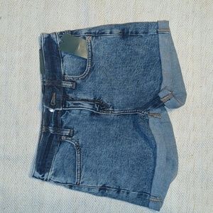 Highwaisted denim shorts